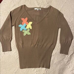 40% Viscose Flower Accent V-neck Ribbed Trim Fitted Sweater Top